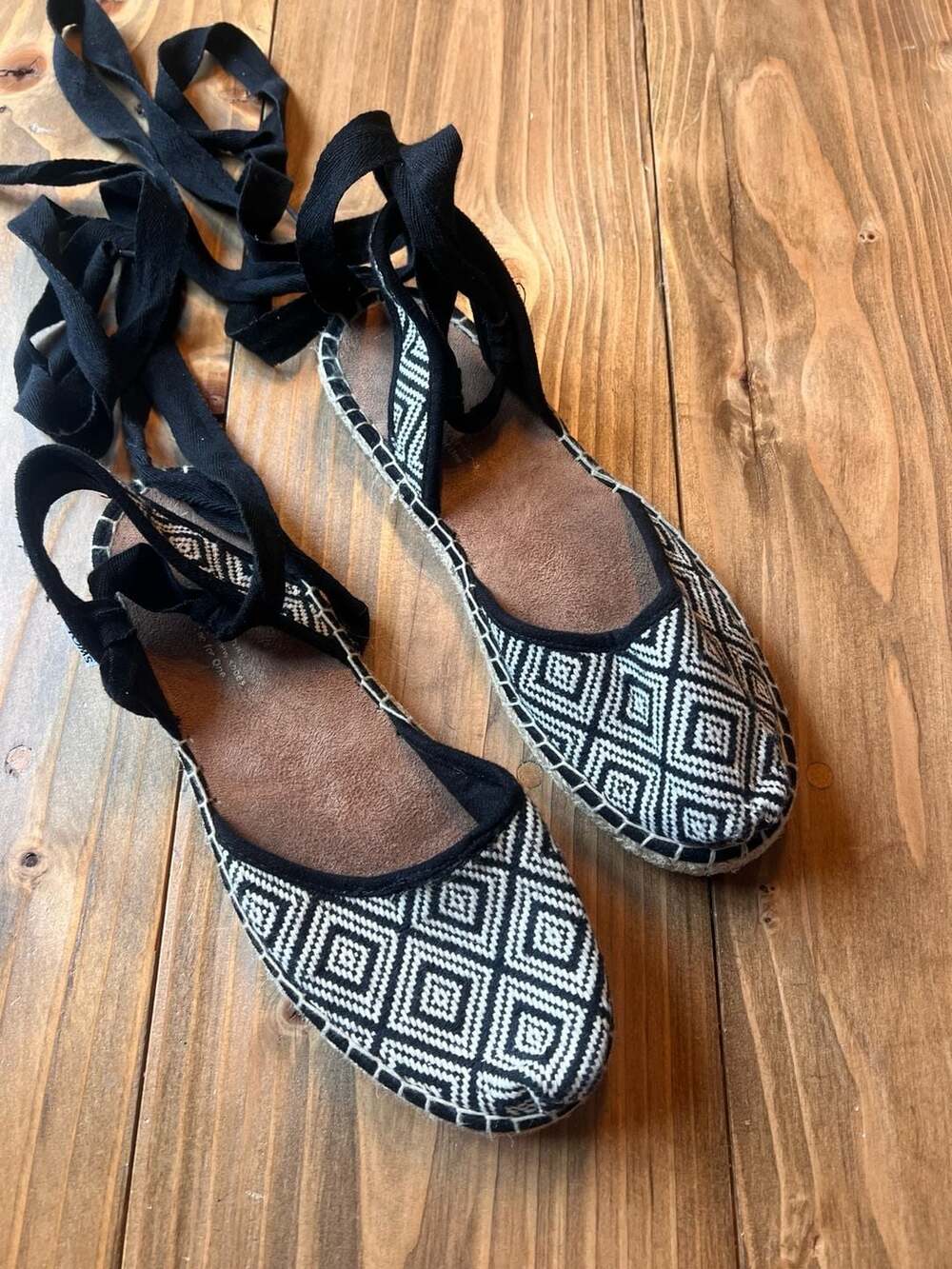 TOMS Black and White Geometric Diamond Ankle Tie Espadrilles size 8